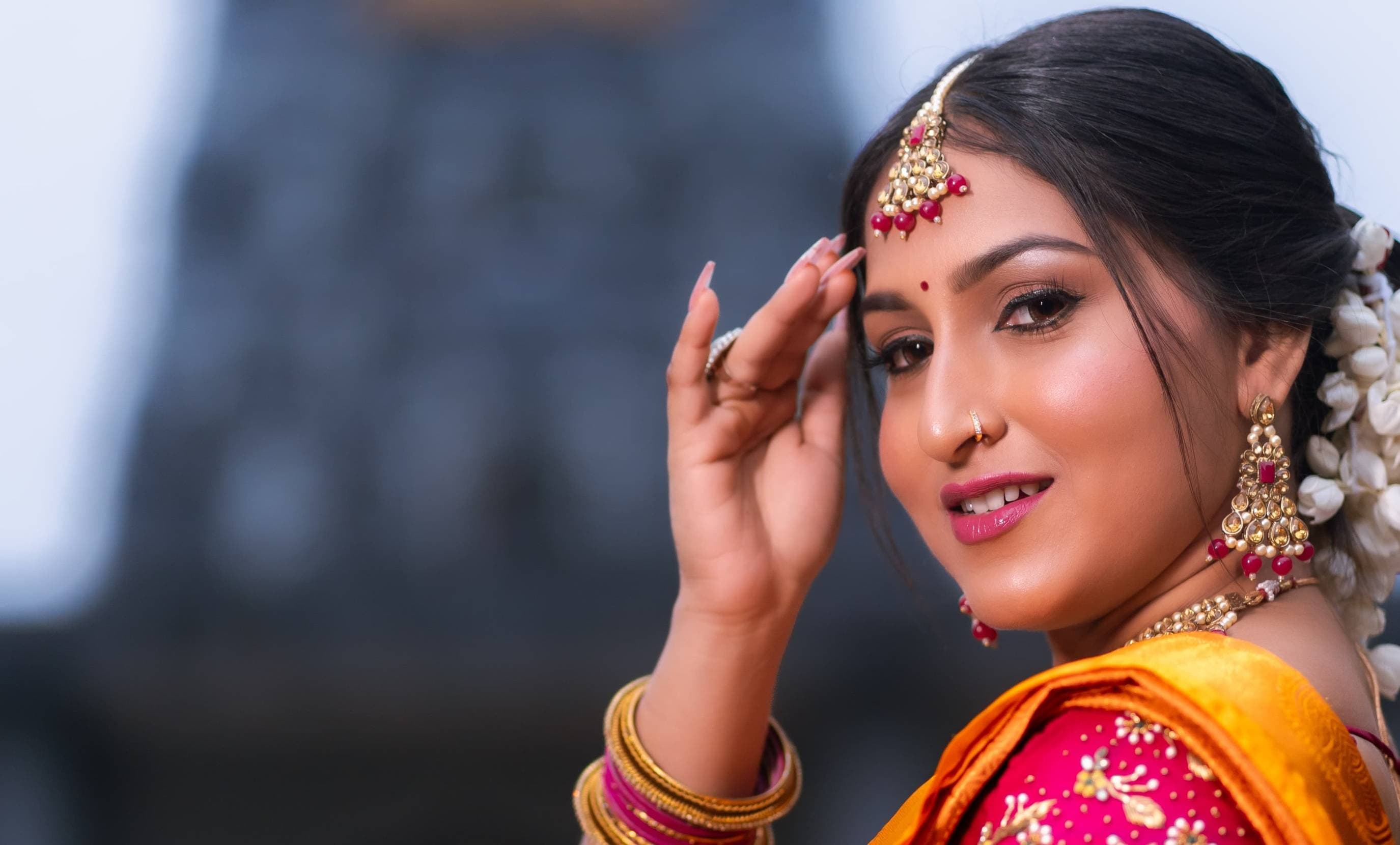 Elegant bridal makeup - desktop